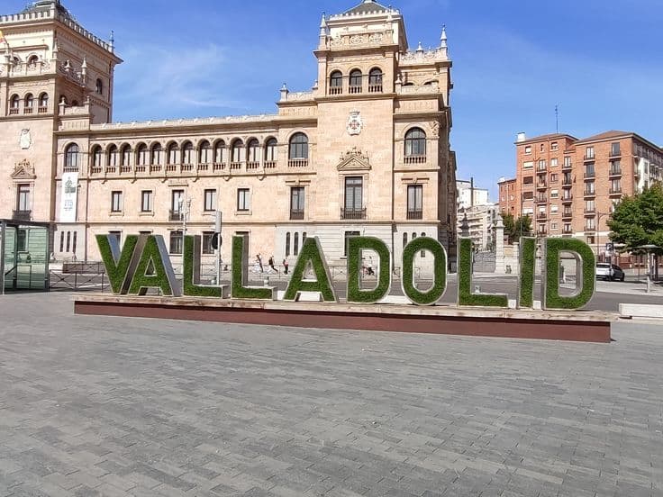 Letrero Valladolid en Plaza Zorrila
