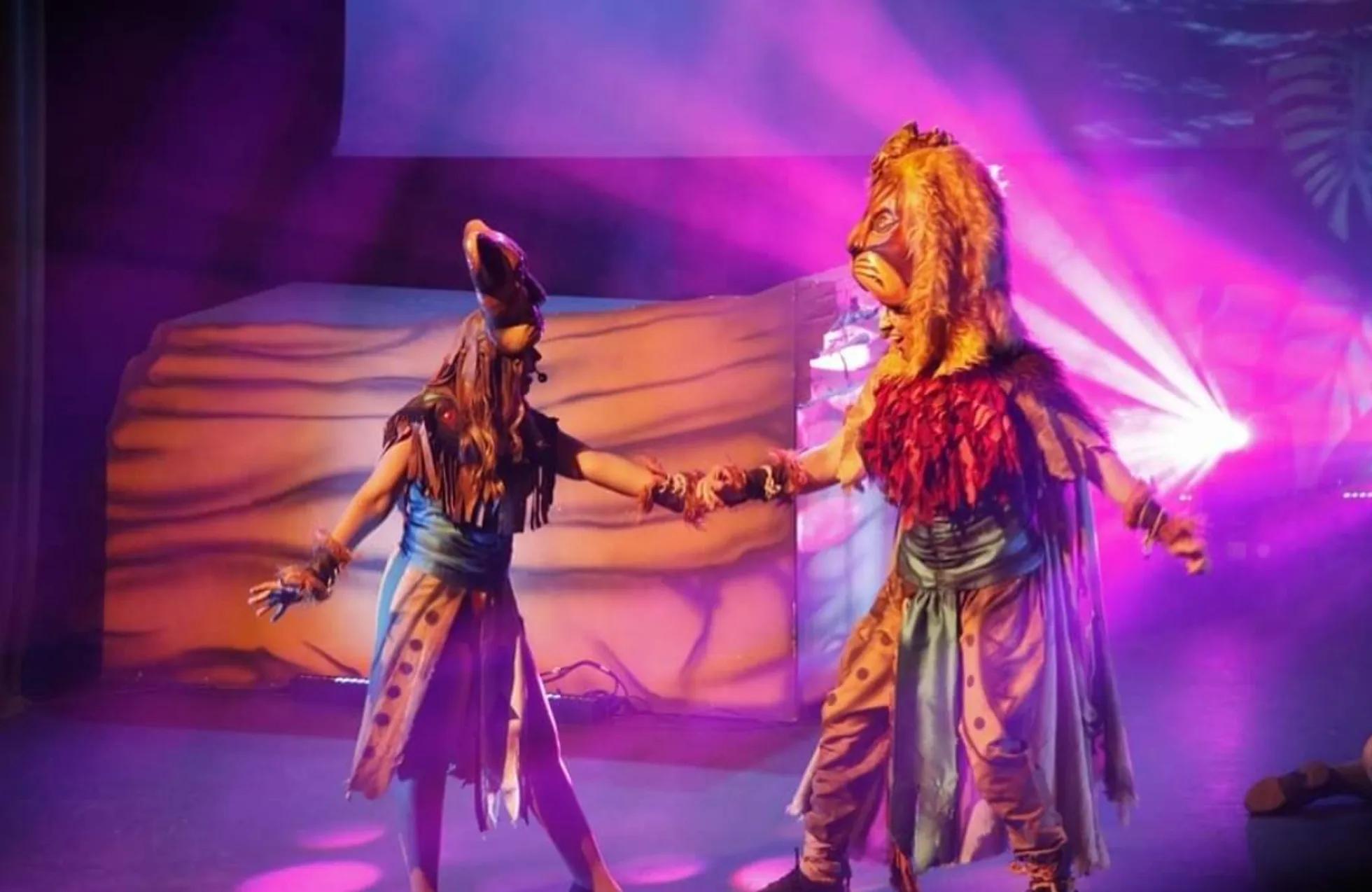 Escena del tributo al Rey León sobre el escenario del Teatro Cervantes de Valladolid