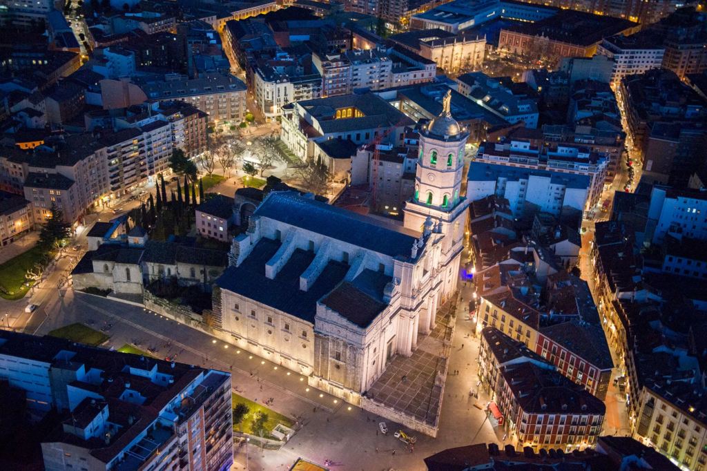 Vista aérea de la carrera Ríos de Luz con algunos monumentos de Valladolid iluminados.